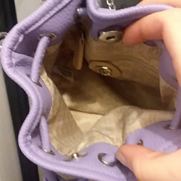 Small purple purse with long silver chain - Picture 3 of 3